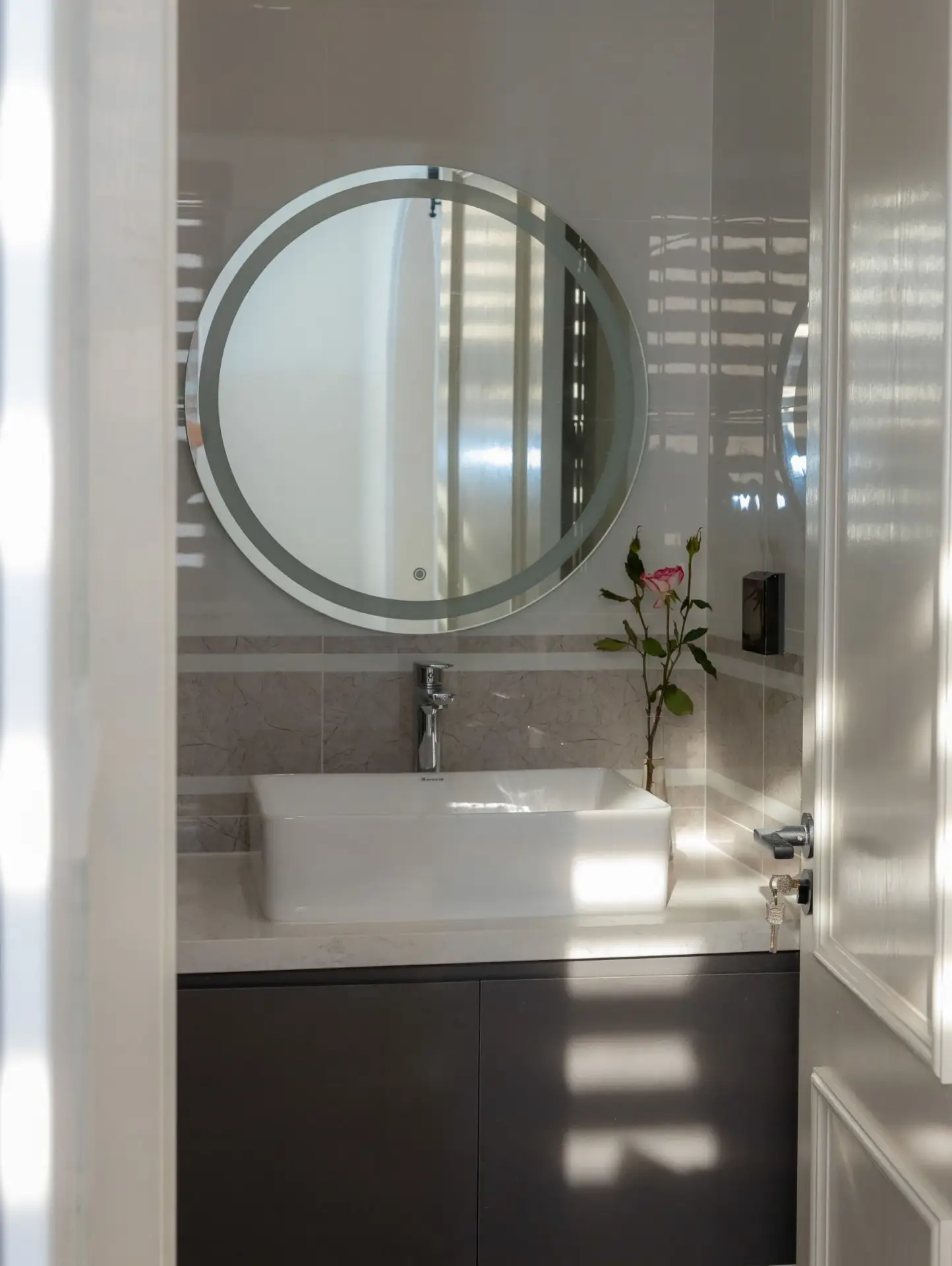 Modern boutique hotel vanity area equipped with NISSIYA professional makeup mirrors.